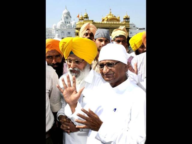 Social activist Anna Hazare at Harmandar Sahib Complex along with former Army chief Gen VK Singh (Retd.) on his first day of Jantantra Yatra in Amritsar. HT photo