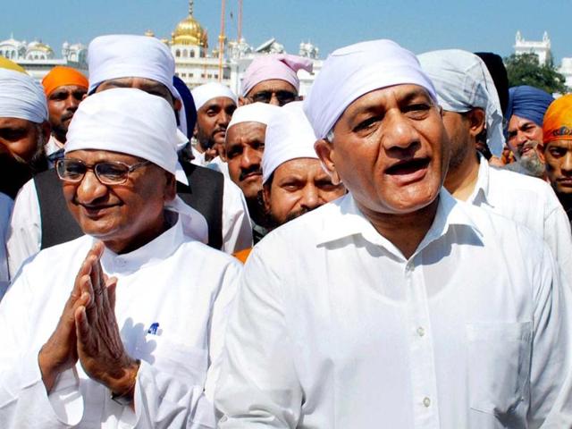 Anti-corruption activist Anna Hazare and former Army chief VK Singh paying obeisance at Golden Temple before beginning his “Jantantra Yatra” from Jallianwala Bagh in Amritsar. PTI Photo