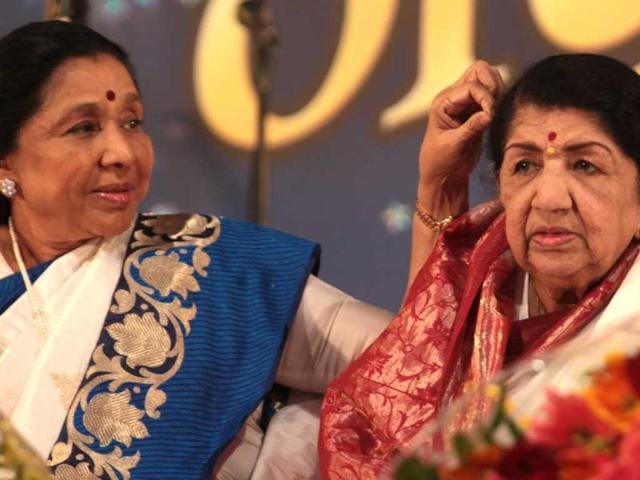 It was a touching moment as Bharat Ratna Lata Mangeshkar blessed her sister Asha Bhosle during her felicitation in Mumbai on Sunday night. Take a look.( Photo by Vidya Subramanian/Hindustan Times) It was a touching moment as Bharat Ratna Lata Mangeshkar blessed her sister Asha Bhosle during her felicitation in Mumbai on Sunday night. Take a look.( Photo by Vidya Subramanian/Hindustan Times)