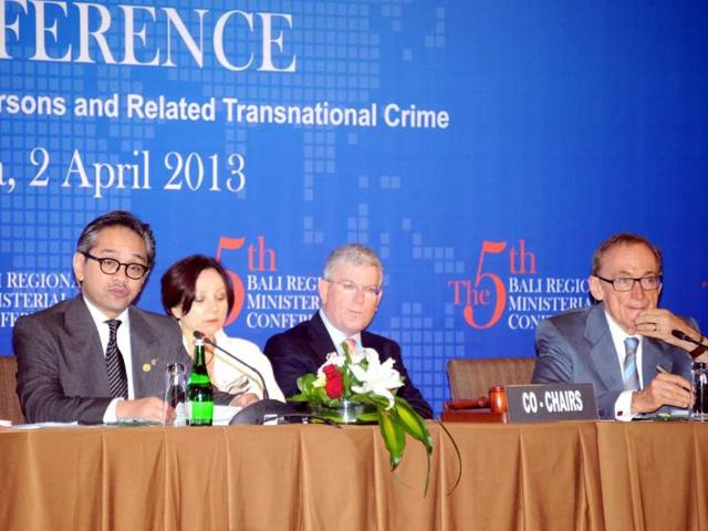 Indonesian foreign minister Marty Natalegawa and Australian foreign minister Bob Carr speak during a conference in Nusa Dua on the resort island of Bali. AFP