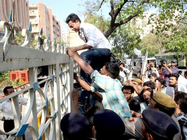 JNU students try to enter the Banga Bhavan during a protest against West Bengal CM Mamata Banerjee over the death of SFI activist Sudipto Gupta, in New Delhi. PTI Photo