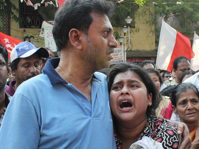 A student of SFI leader Sudipto Gupta breaks down at his funeral procession in Kolkata. HT Photo