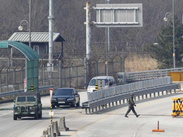 Employees working at the Kaesong Industrial Complex, head towards the South's CIQ area, in Paju South Korean vehicles transporting South Korean employees working at the Kaesong Industrial Complex (KIC), head towards the South's Customs, Immigration and Quarantine (CIQ) area, just south of the demilitarised zone separating the two Koreas, in Paju, north of Seoul. Reuters photo