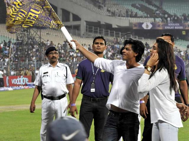 Shah Rukh Khan and Deepika Padukone waving towards the crowd and celebrating Kolkata Knight Riders first win over Delhi Daredevils at Eden Gardens. (Photo by Subhendu Ghosh/Hindustan Times)