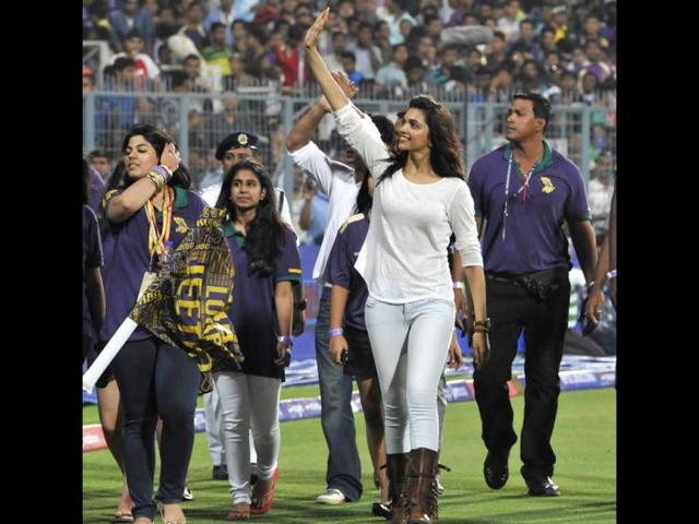 Deepika Padukone waves to the crowd after Kolkata Knight Riders' win over Delhi Daredevils during the first match of IPL6 at Eden Gardens in Kolkata. (Photo by Subhendu Ghosh/Hindustan Times)
