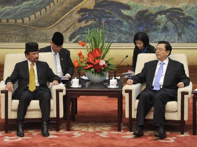 Sultan Hassanal Bolkiah of Brunei talks with Chinese chairman of the National People's Congress Zhang Dejiang at Great Hall of the People in Beijing. AFP