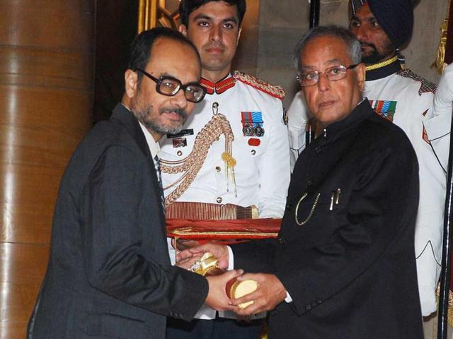 Pranab Mukherjee presenting Padma Bhushan to Ashoke Sen for his outstanding contribution in the field of Education at Rashtrapati Bhavan in New Delhi on Friday. (UNI Photo)