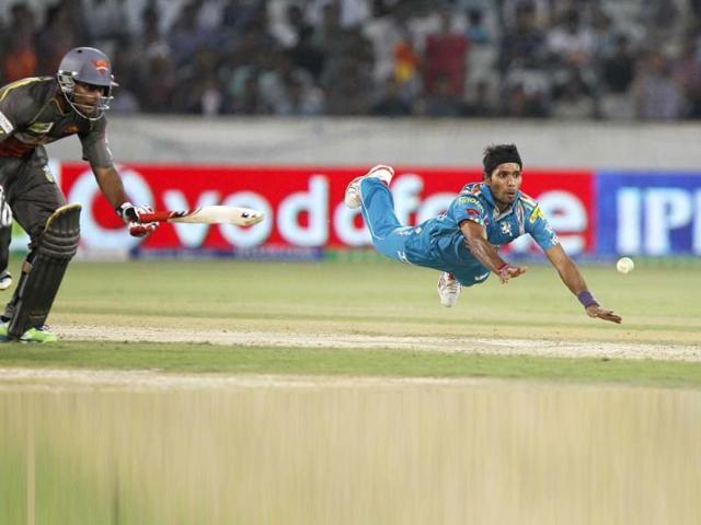 Pune Warriors player Ashok Dinda dives unsuccessfully in an attempt to run out Sunrisers Hyderabad batsman Akshath Reddy during their IPL T20 in Hyderabad. HT/Santosh Harhare