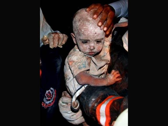 An injured child who survived the building collapse in Thane, Mumbai. (HT Photo/Vijayanand Gupta)