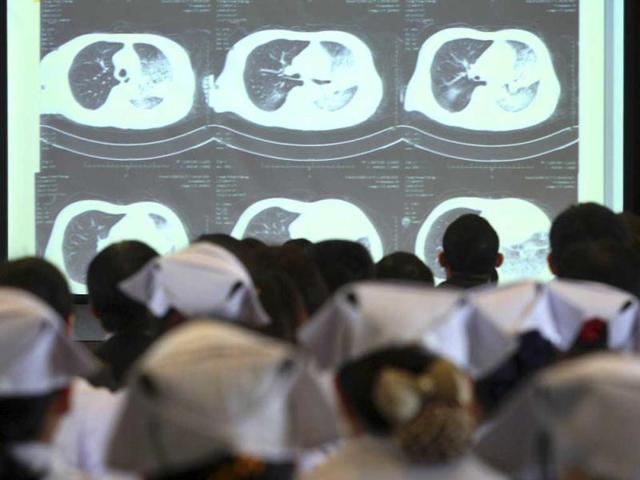 Doctors and nurses attend a training course for treatment of H7N9 virus at a hospital in Hangzhou Doctors and nurses attend a training course for treatment of H7N9 virus at a hospital, where a H7N9 patient is being treated, in Hangzhou, Zhejiang province. Reuters photo