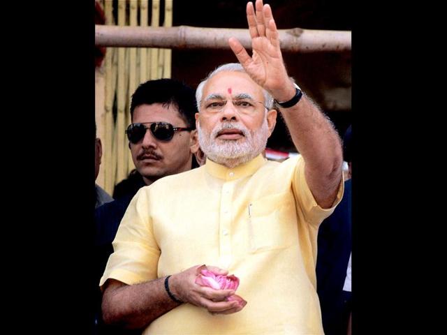 Gujarat-chief-minister-Narendra-Modi-waves-his-hand-coming-out-after-offering-prayers-at-world-famous-Dakshineshwar-Kali-Temple-in-Kolkata-PTI-Photo Gujarat-chief-minister-Narendra-Modi-waves-his-hand-coming-out-after-offering-prayers-at-world-famous-Dakshineshwar-Kali-Temple-in-Kolkata-PTI-Photo