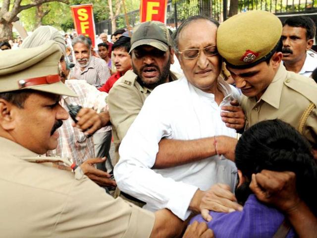 West Bengal finance minister Amit Mitra was heckled and had his shirt torn off by Students Federation of India activists outside the planning commission in New Delhi. HT