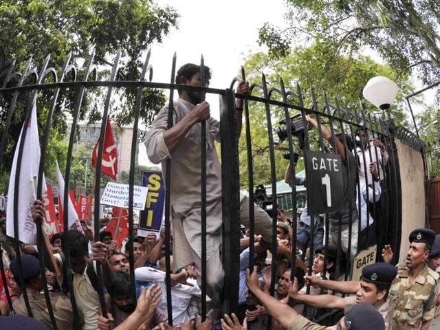 SFI activists staging a demonstration outside the Planning Commission in protest against the West Bengal chief minister Mamata Banerjee while she was on her way to meet the deputy chairman of planning commission Montek Singh Ahluwalia. UNI