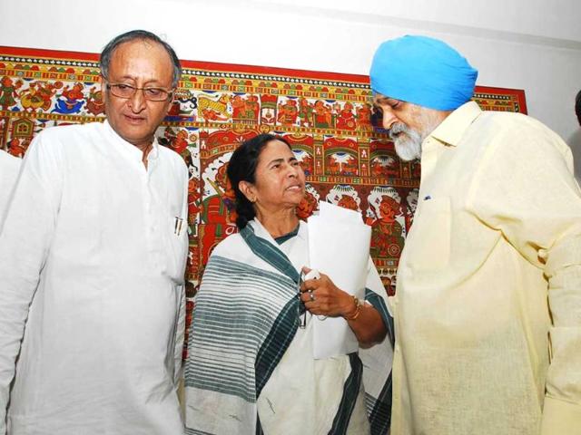 West Bengal chief minister Mamata Banerjee and finance minister Amit Mitra with deputy chairman of planning commission Montek Singh Ahluwalia for finalising the annual Plan of the state in New Delhi. UNI