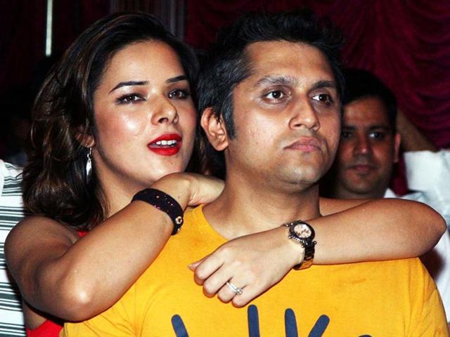 Bollywood film-maker Mahesh Bhatt and Shradha Kapoor(daughter of Shakti Kapoor) speak during the first look of their upcoming movie " Aashiqui 2" ,in Mumbai on Monday. (UNI Photo)