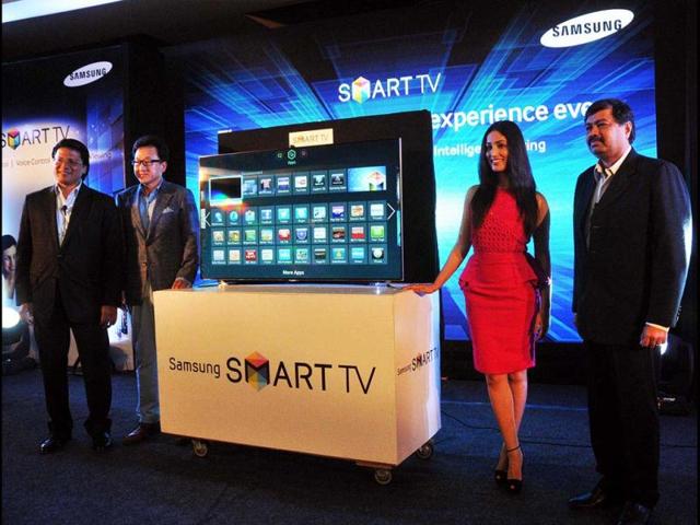 Yami Gautam along with Atul Jain, Sr VP, S K Kim, Sr VP, Mahesh Krishnan, Sr VP. Consumer Electronics and Samsung India launching Samsung Smart TV. (UNI Photo)