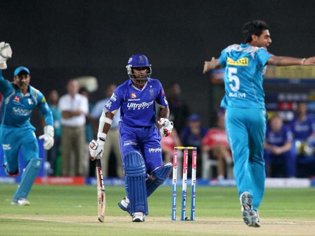 Pune Warriors players Robin Utthappa and Bhuvneshwar Kumar appeal for the dismissal of Kushal Janith Perera during the T20 match in Pune. PTI Photo