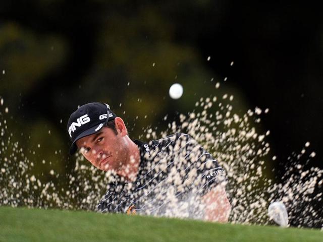 Louis Oosthuizen of South Africa hits out of the bunker on the 18th hole during the first round of the 2013 Masters Tournament at National Golf Club Augusta, Georgia. (AFP Photo)