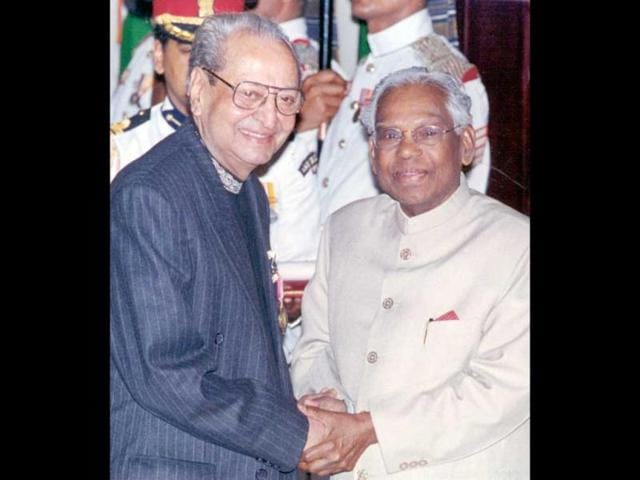 The actor receiving Padma Bhushan from the then President KR Narayanan at Rashtrapati Bhawan in New Delhi on March 21, 2001. (HT Photo)