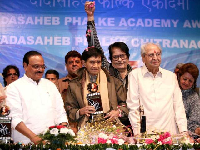 Pran with Maharashtra PWD minister Chaggan Bhujbal and Manoj Kumar at the ceremony when the Dadasaheb Phalke Award was conferred upon late Dev Anand in 2010. (HT Photo/Puneet Chandhok)