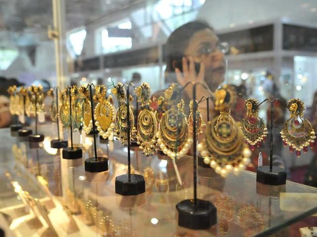 Visitors at an exhibitors stall at the Gem and Jewellery Fair in New Delhi. . HT Photo/Vipin Kumar