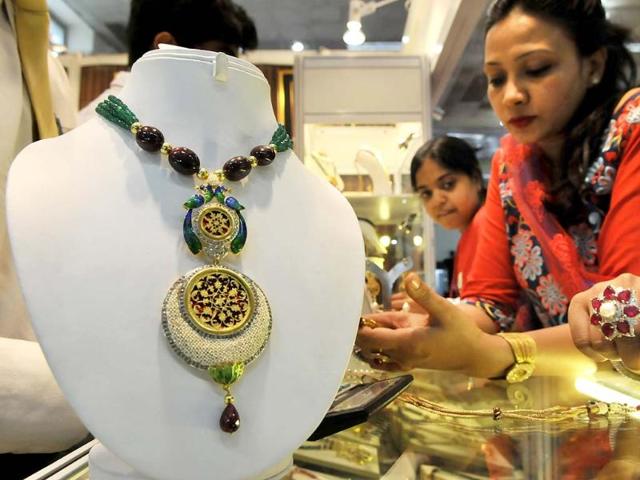 Visitors at the Gem and Jewellery Fair in New Delhi. HT Photo/Vipin Kumar