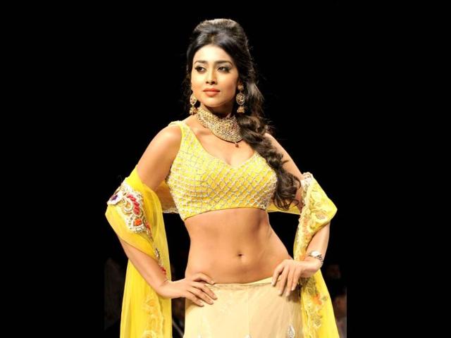 Actress Shriya Saran displays jewellery at the Gem and Jewellery Fair at Pragati Maidan in New Delhi. HT Photo/Vipin Kumar
