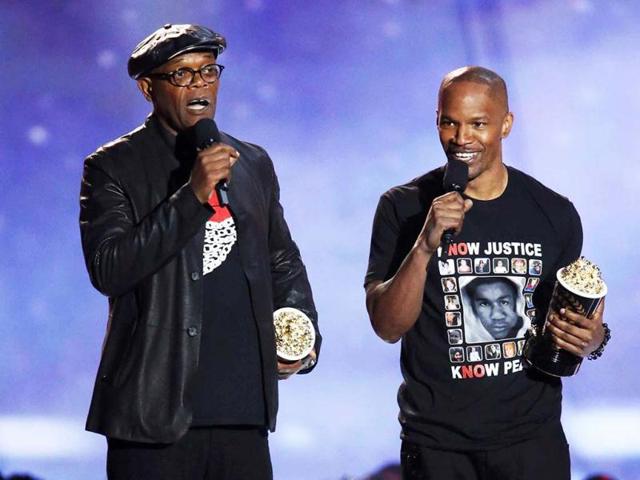 Actors Samuel L. Jackson (L) and Jamie Foxx accept the award for Best WTF Moment for Django Unchained at the 2013 MTV Movie Awards in Culver City, California April 14, 2013. (Reuters/UNI Photo)