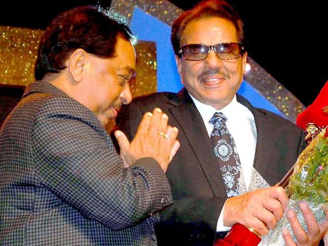 Maharashtra Industry Minister Narayan Rane presents Punjabi Icon award to Bollywood actor Dharmendra on the occasion of Baisakhi festival, in Mumbai. (UNI Photo)