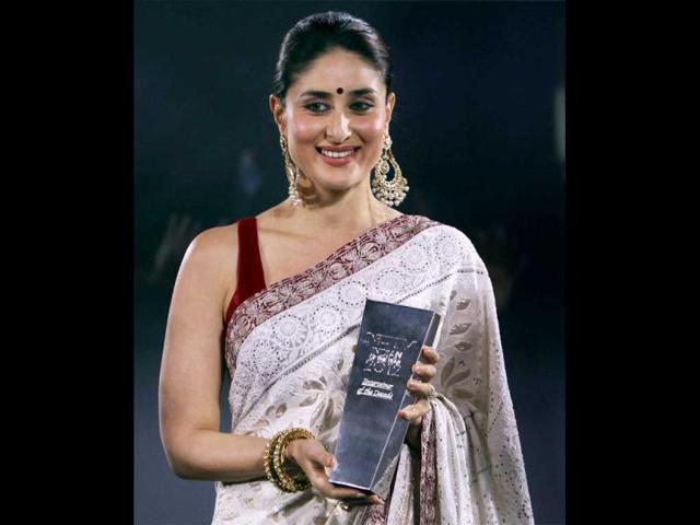 Actress-Kareena-Kapoor-after-receiving-the-NDTV-Entertainer-of-the-Year-award-at-a-ceremony-in-New-Delhi-on-Monday-PTI-Photo