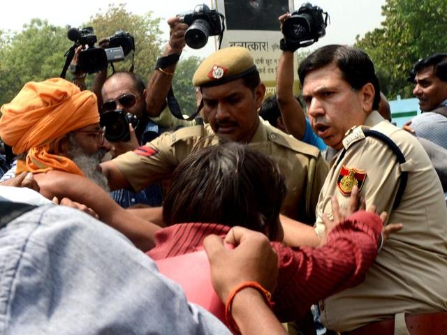 Police struggle to gain control over the protestors in fron of the police headquaters in New Delhi following the rape of a five year old. AFP