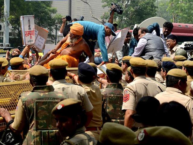 Police struggle to gain control over the protestors in front of the police headquaters in New Delhi following the rape of a five year old. AFP