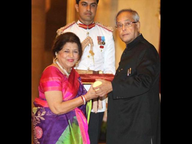 Pranab Mukherjee presents Padma Shri to Singer Sudha Malhotra Motwane at Padma Awards 2013 at the Rashtrapati Bhavan. (PTI Photo)