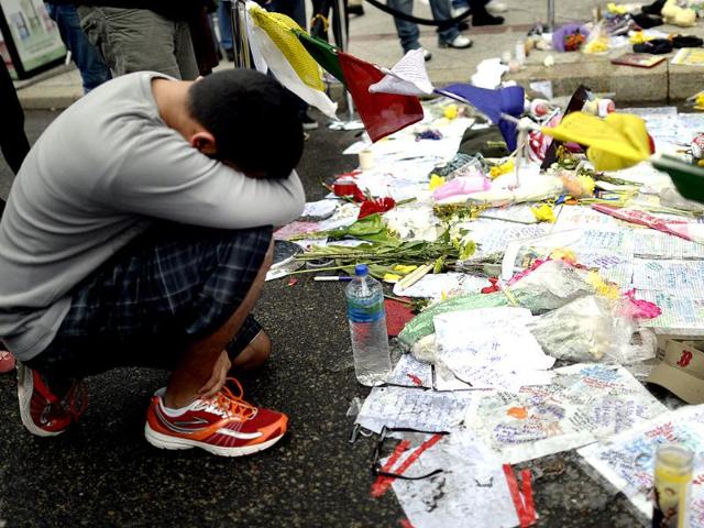 People visit a make-shift memorial on Boylston Street near scene of Boston Marathon explosions after the capture of the second of two suspects wanted in the Boston Marathon bombings. AFP