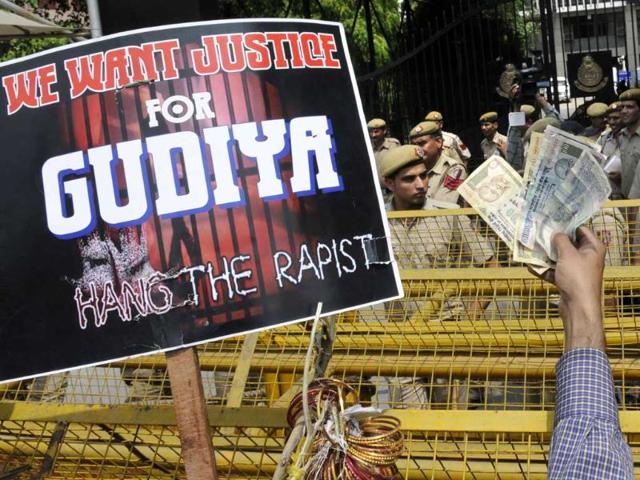 People protesting against the rape of a five-year-old in the capital at Police Head Quarter in New Delhi. HT/Sushil Kumar