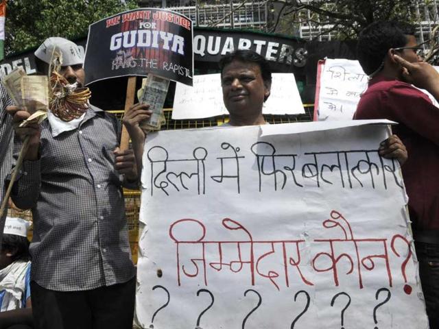 People protesting against the rape of a five-year-old in the capital at Police Head Quarter in New Delhi. HT/Sushil Kumar