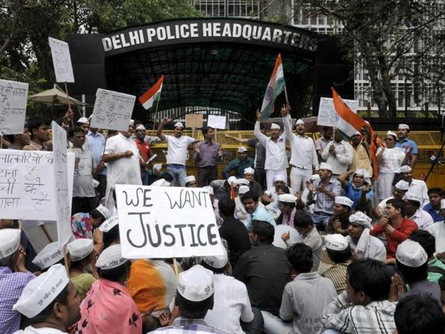 People protesting against the rape of a five-year-old in the capital at Police Head Quarter in New Delhi. HT/Sushil Kumar