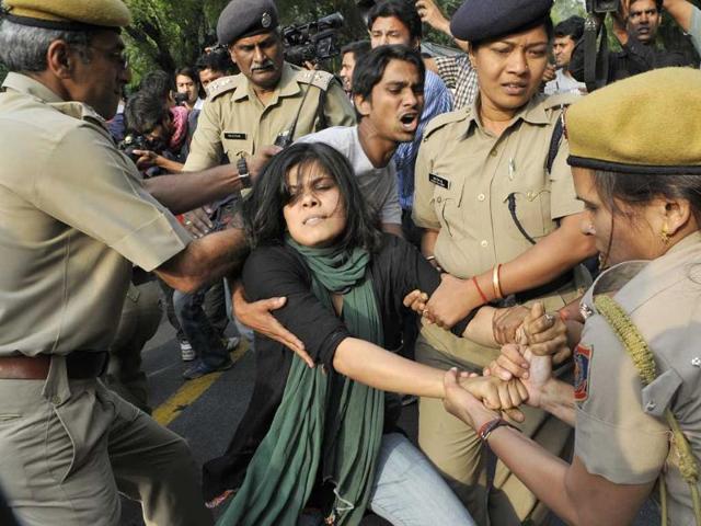Security personnel try to remove protestors of AAM Party shouting slogans outside Prime Minister's residence during a protest against the rape of a five-year-old girl in New Delhi. HT/Vipin Kumar