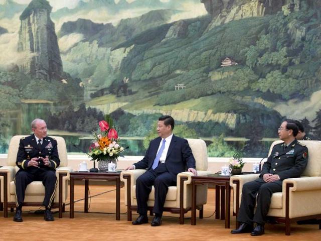 US joint chiefs chairman General Martin Dempsey (L) chats with Chinese President Xi Jinping (C) and Chinese chief of the general staff general Fang Fenghui (R) during their meeting at the Great Hall of the People in Beijing. (AFP Photo)