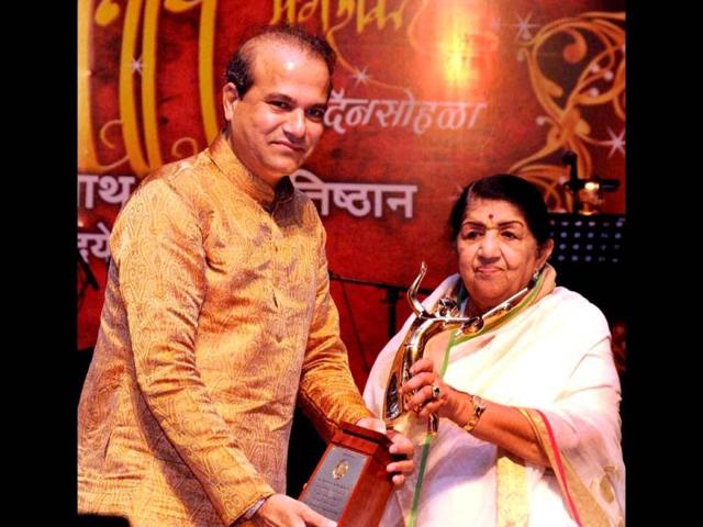 Lata Mangeshkar honouring Suresh Wadkar, for his contribution in the singing industry, during her father Master Dinanath Mangeshkar's Anniversary in Mumbai. (PTI Photo)