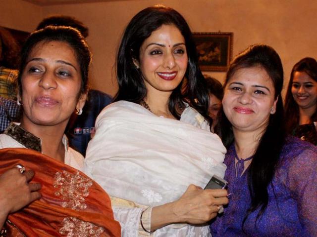 Sridevi Kapoor (C) talks with fans as she arrives in Amritsar late on April 24, 2013. Sridevi visited the city to pay her respects at the Sikh Shrine The Golden Temple. (AFP Photo)