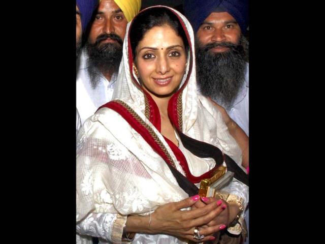 Bolllywood actress Sridevi pays obesiance at Golden Temple at Amritsar. (PTI Photo)