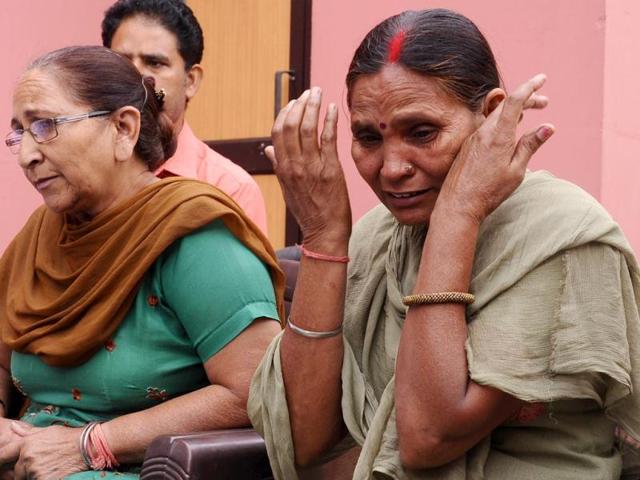 Sarabjit Singh's family breaks down after hearing the news about an attack on him in Kot Lakhpat Rai Jail in Pakistan. (Pardeep Pandit/HT)