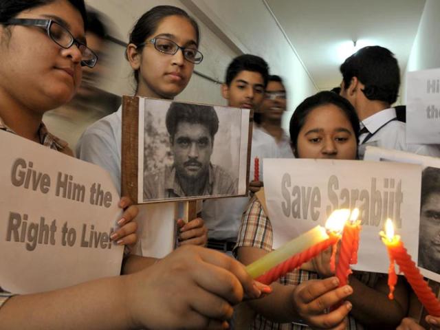 The students of DAV public school in Amritsar light candles before their march to demonstrate against the deadly attack on Sarabjit Singh in Pakistani Jail. HT/Munish Byala