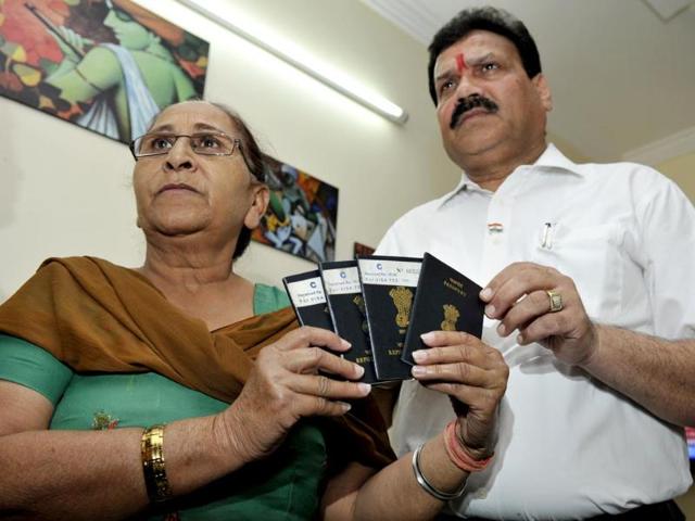Sarabjit's sister Dalbir Kaur handing over passports of her family to Indian SC commission vice president Dr Raj Kumar Verka in Amritsar. HT/Munish Byala