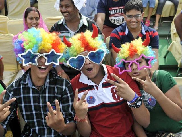 Crowds enjoys during the match between Rajasthan and Hyderabad Sun Risers during T20 match at the Sawai Mansingh Stadium, Jaipur. HT Photo