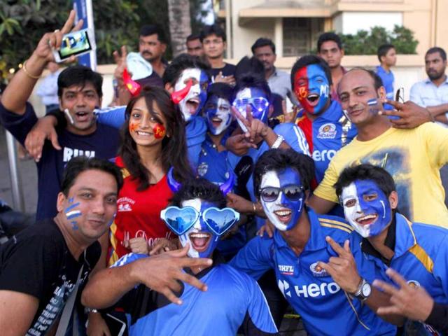 Crowd cheers outside Wankhede Stadium for Mumbai Indians and Royal Challengers Bangalore cricket match in Mumbai. HT photo/Kunal Patil