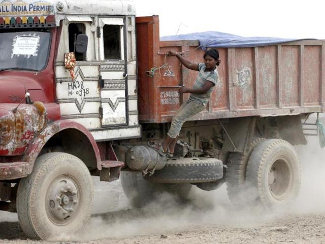 Garbage by the truckloads are deposited in the Ghazipur landfill site in east Delhi. HT Photo/Raj K Raj 