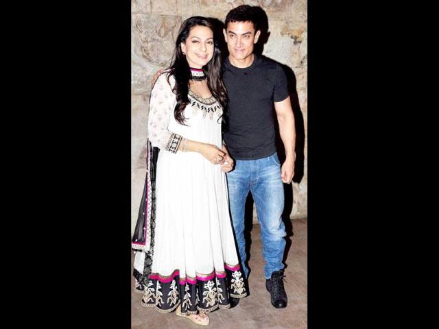 The lead actors Juhi Chawla and Aamir Khan pose for the shutterbugs. (Photo/Yogen Shah)