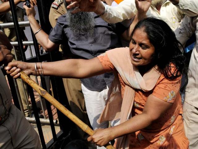 Victims of 1984 anti-Sikh riots at a protest against Sajjan Kumar outside Karkardooma court. HT photo